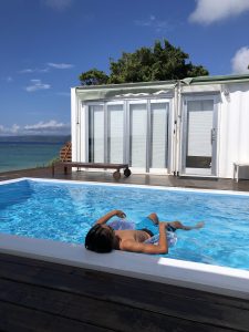 奄美大島宿泊The Villa Kazbo プールに入りながら海を望む